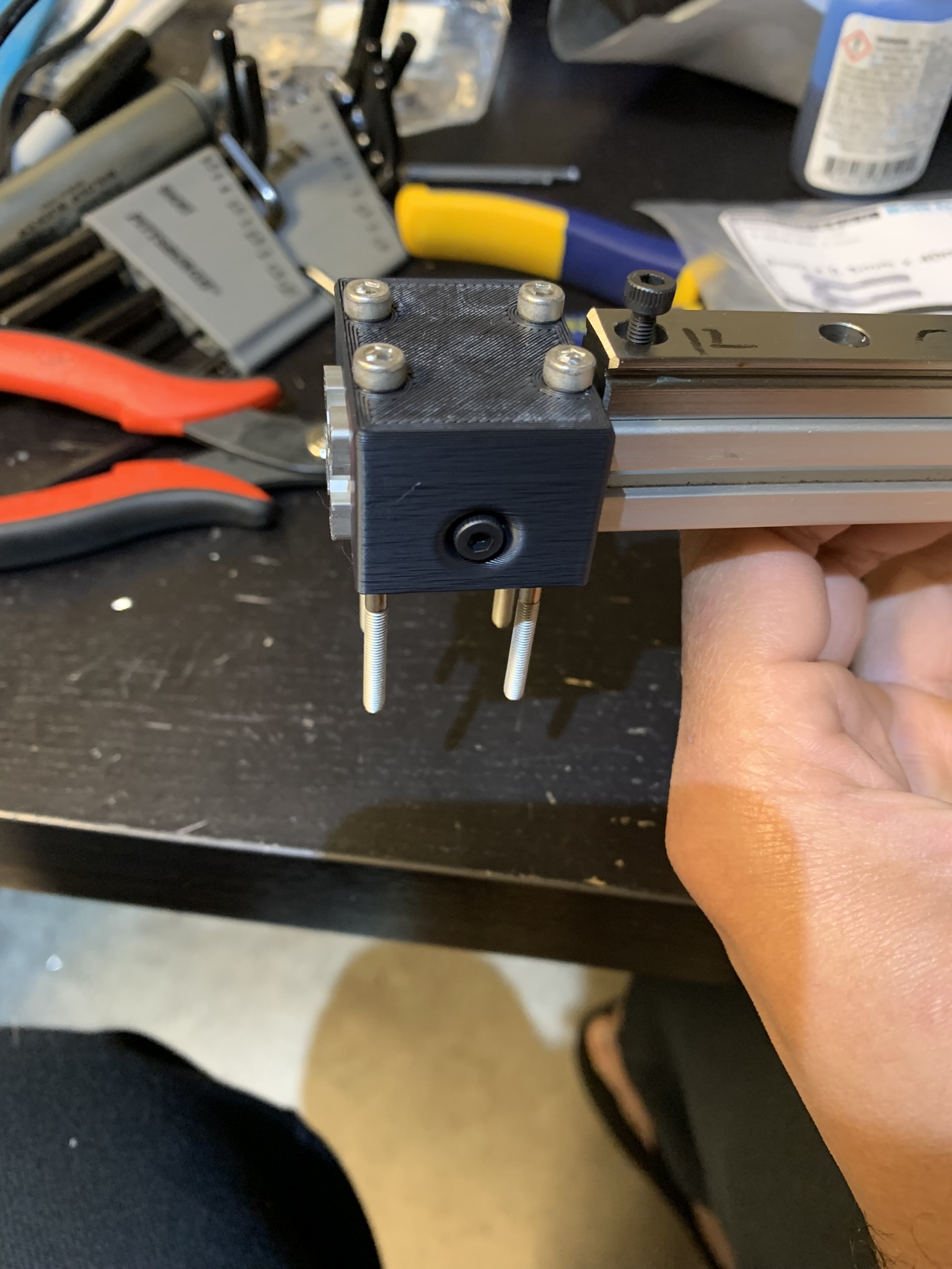 Gantry cross extrusion, printed joint part aligned using long bolts