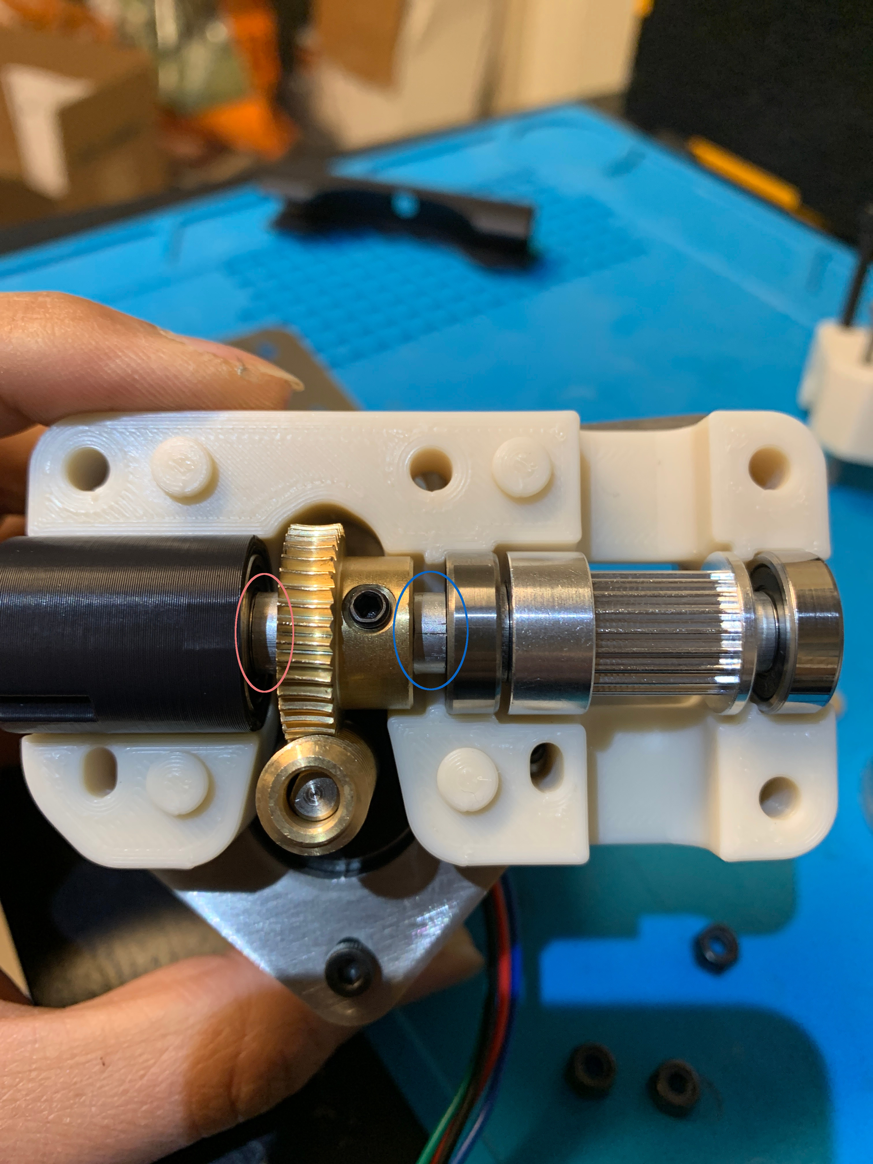 Drive assembly cross-section with misaligned spur