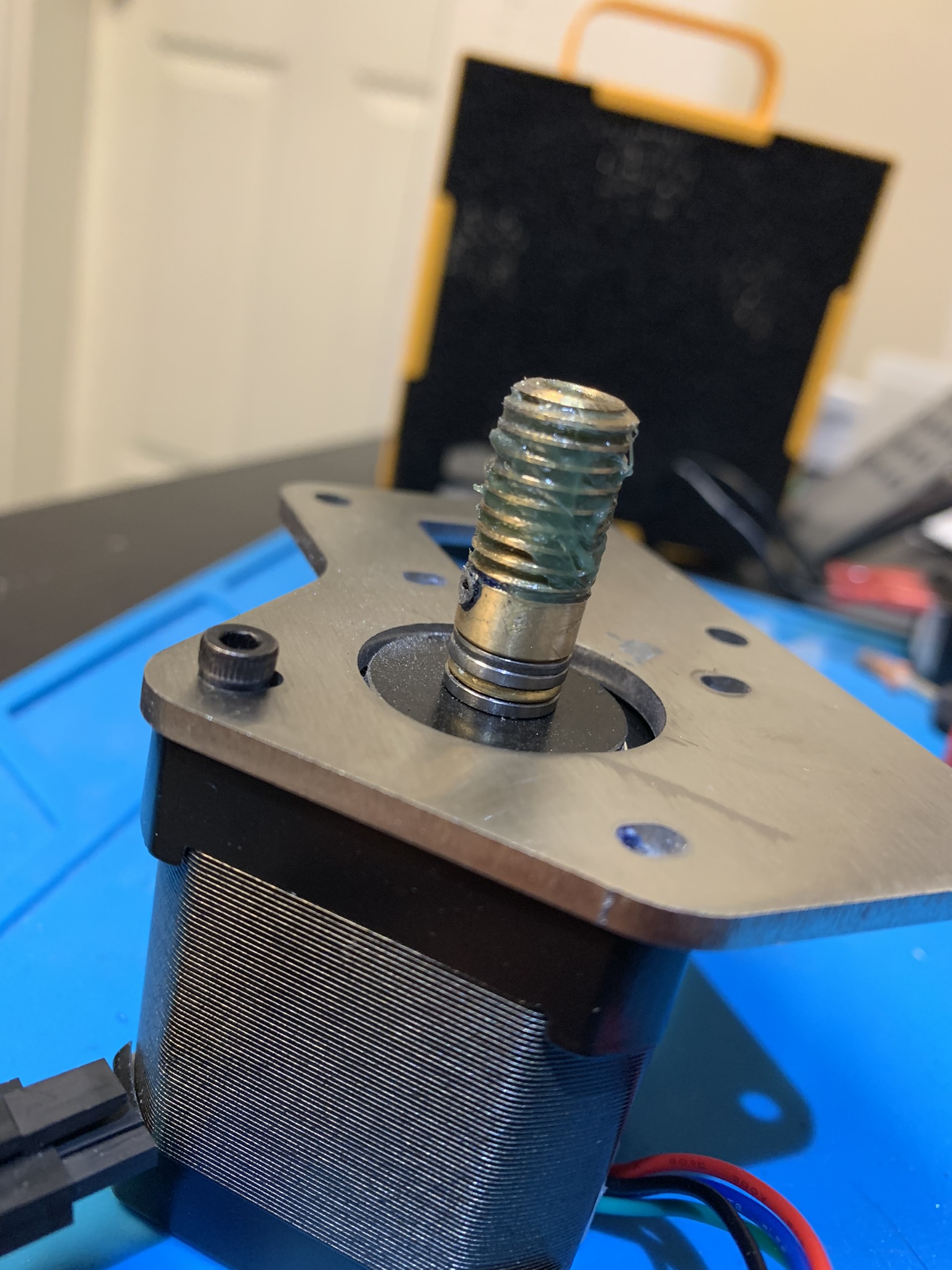 Set screw ground down to the worm gear's hub